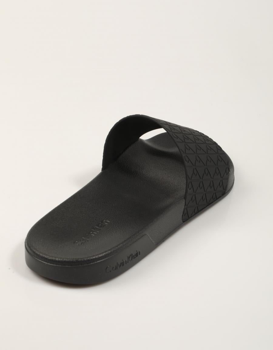 CHANCLAS CALVIN KLEIN ESS SLIDE PU AOP en color Negro