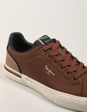 ZAPATILLAS PEPE JEANS KENTON CAMPUS M en color Cuero