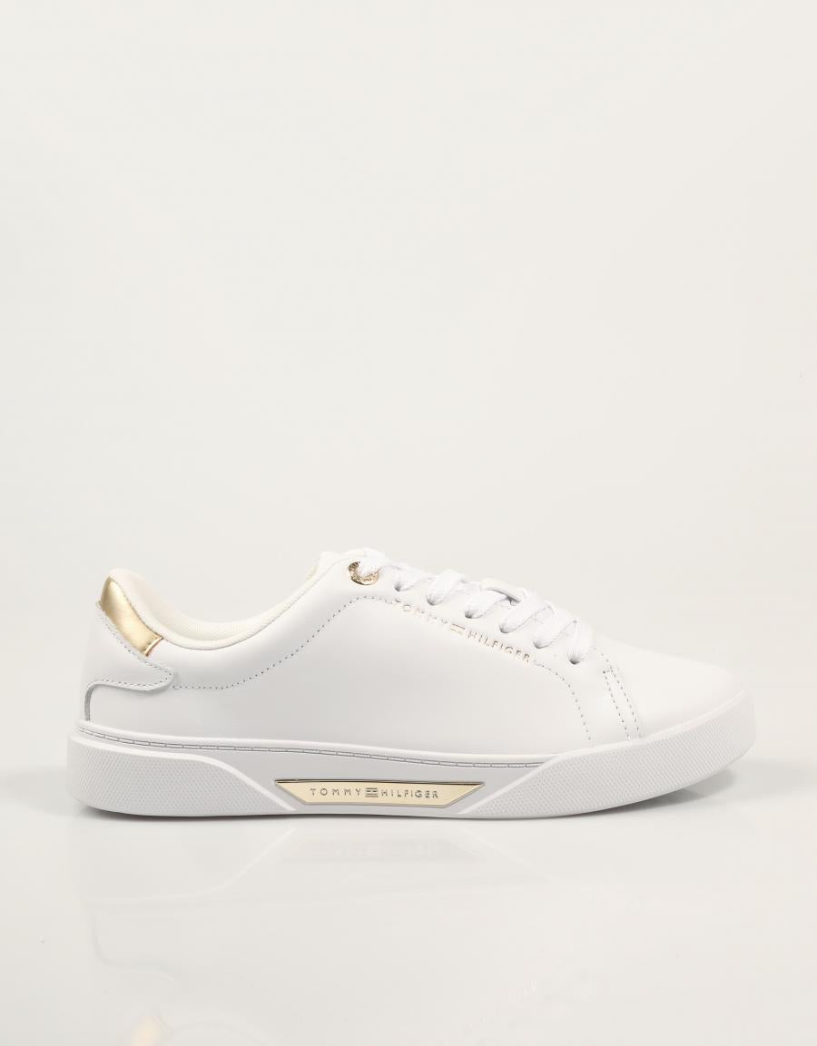 ZAPATILLAS TOMMY HILFIGER ESSENTIAL CHIC COURT SNEAKER en color Blanco