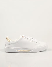 ZAPATILLAS TOMMY HILFIGER ESSENTIAL CHIC COURT SNEAKER en color Blanco