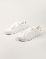 ZAPATILLAS TOMMY HILFIGER ESSENTIAL CHIC COURT SNEAKER en color Blanco