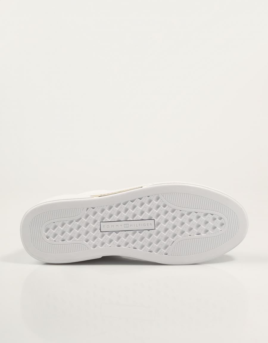 ZAPATILLAS TOMMY HILFIGER ESSENTIAL CHIC COURT SNEAKER en color Blanco