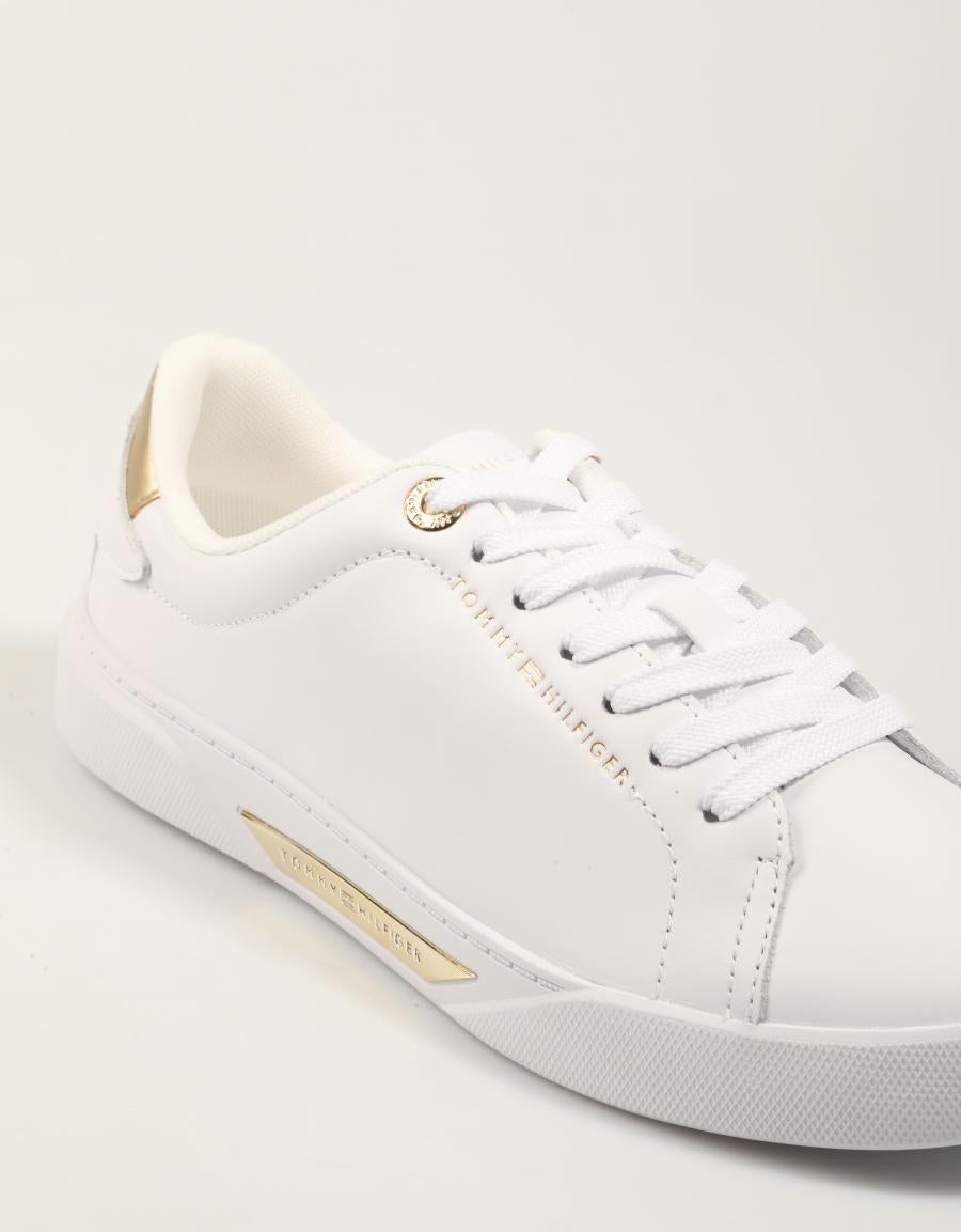 ZAPATILLAS TOMMY HILFIGER ESSENTIAL CHIC COURT SNEAKER en color Blanco