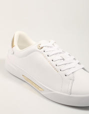 ZAPATILLAS TOMMY HILFIGER ESSENTIAL CHIC COURT SNEAKER en color Blanco