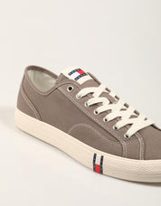 ZAPATILLAS TOMMY HILFIGER ARCHIVE VULC Y2K EM0EM01674 en color Taupe