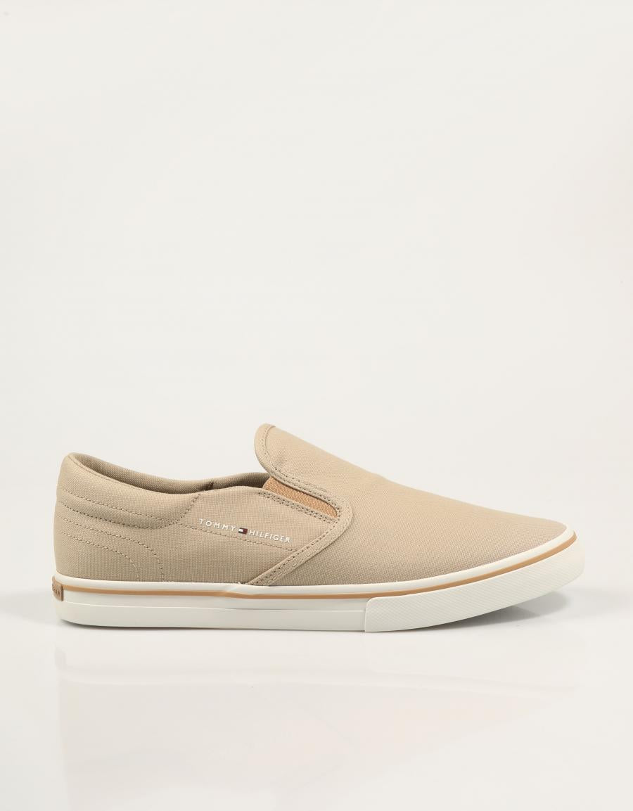 ZAPATILLAS TOMMY HILFIGER VULC CORE SLIP ON en color Beige
