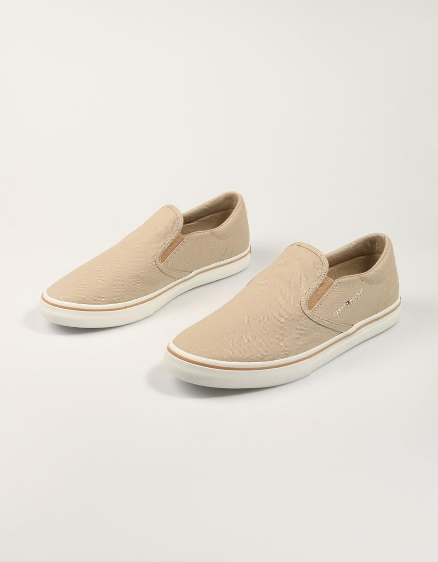 ZAPATILLAS TOMMY HILFIGER VULC CORE SLIP ON en color Beige