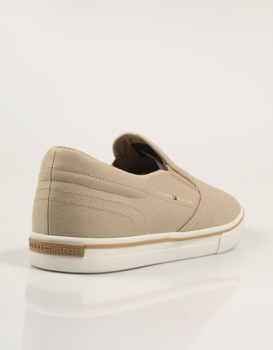 ZAPATILLAS TOMMY HILFIGER VULC CORE SLIP ON en color Beige