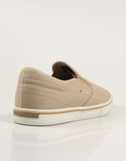 ZAPATILLAS TOMMY HILFIGER VULC CORE SLIP ON en color Beige