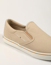 ZAPATILLAS TOMMY HILFIGER VULC CORE SLIP ON en color Beige