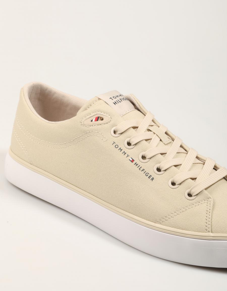 ZAPATILLAS TOMMY HILFIGER HARLEM CORE II CVS en color Beige