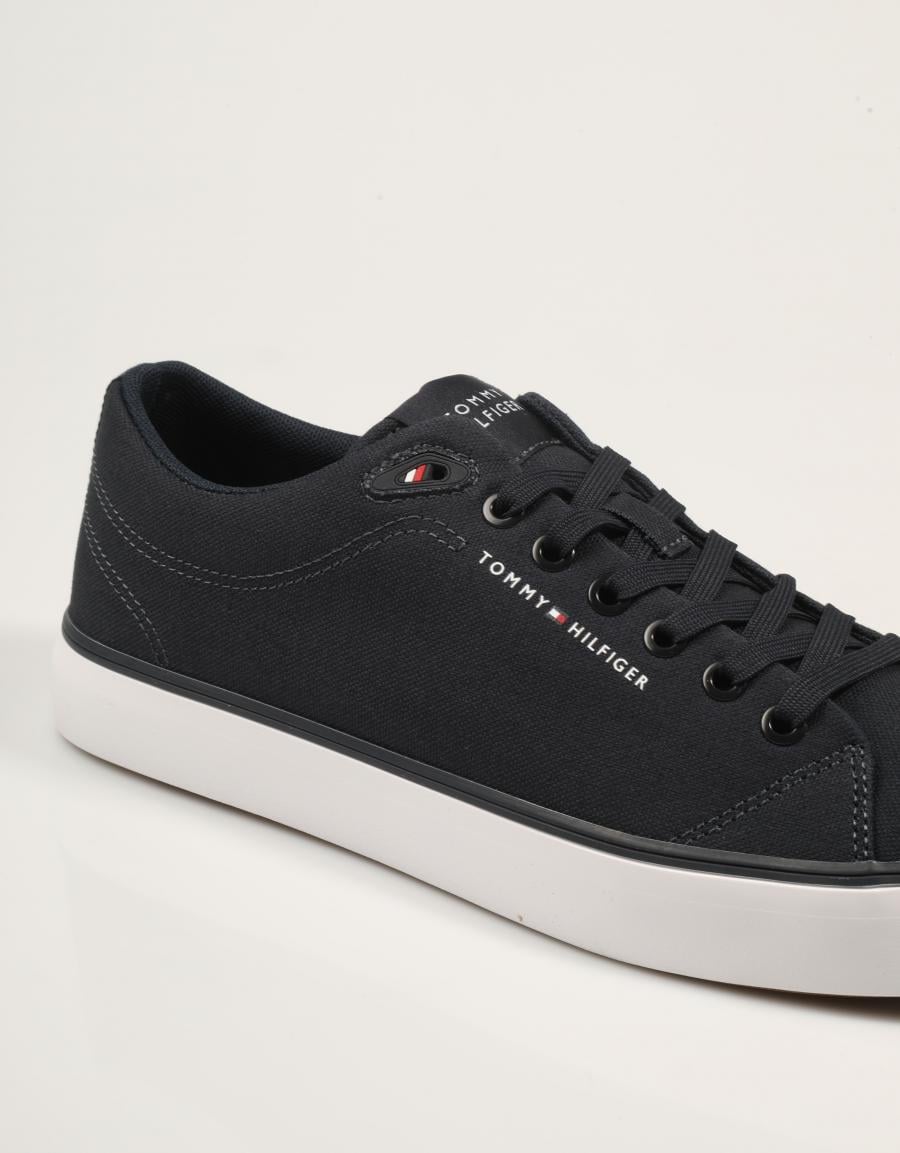 ZAPATILLAS TOMMY HILFIGER HARLEM CORE BEIGE FM0FM05817 en color Azul marino