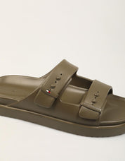ZAPATILLAS TOMMY HILFIGER POOL SLIDER en color Kaki