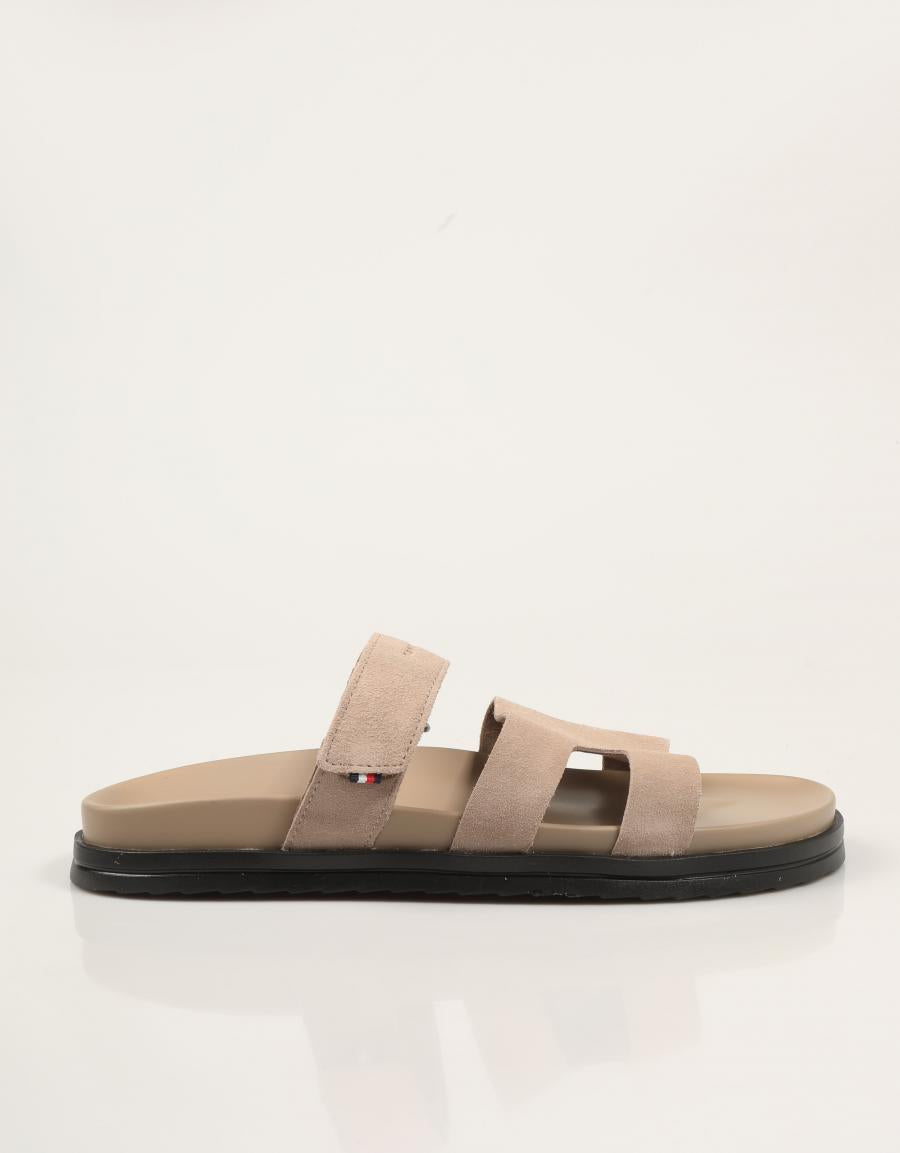 SANDALIAS TOMMY HILFIGER SUEDE SANDAL en color Taupe