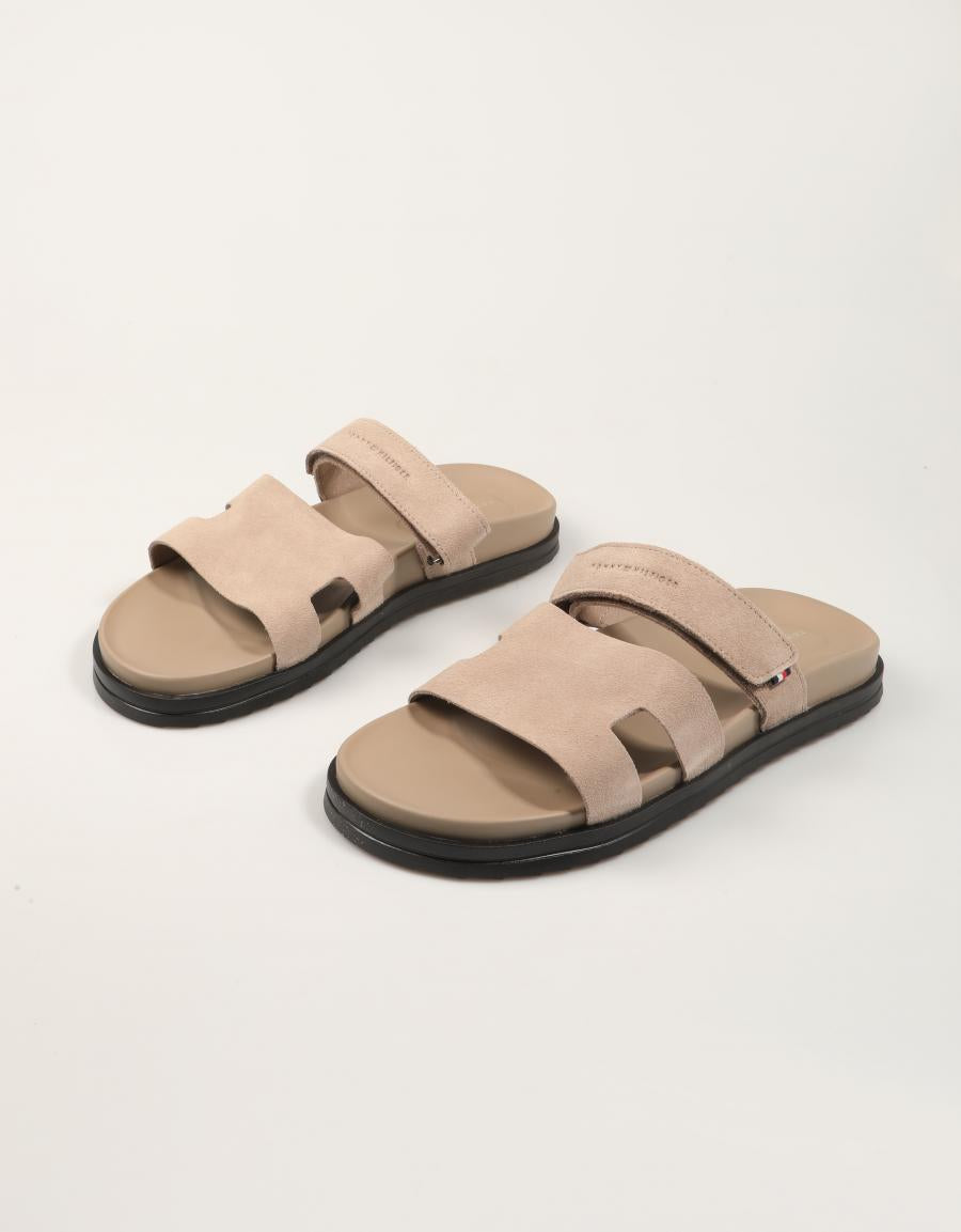 SANDALIAS TOMMY HILFIGER SUEDE SANDAL en color Taupe
