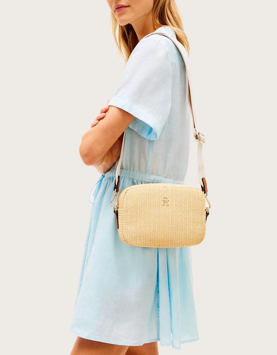 BOLSO TOMMY HILFIGER POPETTE CAMERA BAG RAFFIA en color Beige