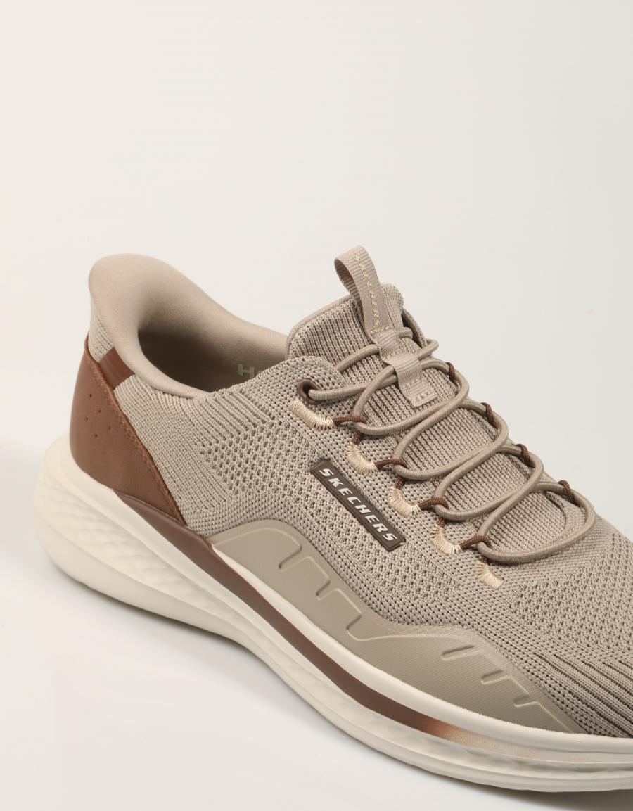 ZAPATILLAS SKECHERS SLADE en color Beige