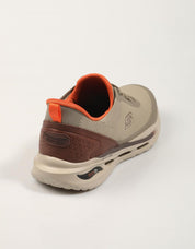 ZAPATILLAS SKECHERS SLIP INS RELAX FIT ARCH FIT en color Beige