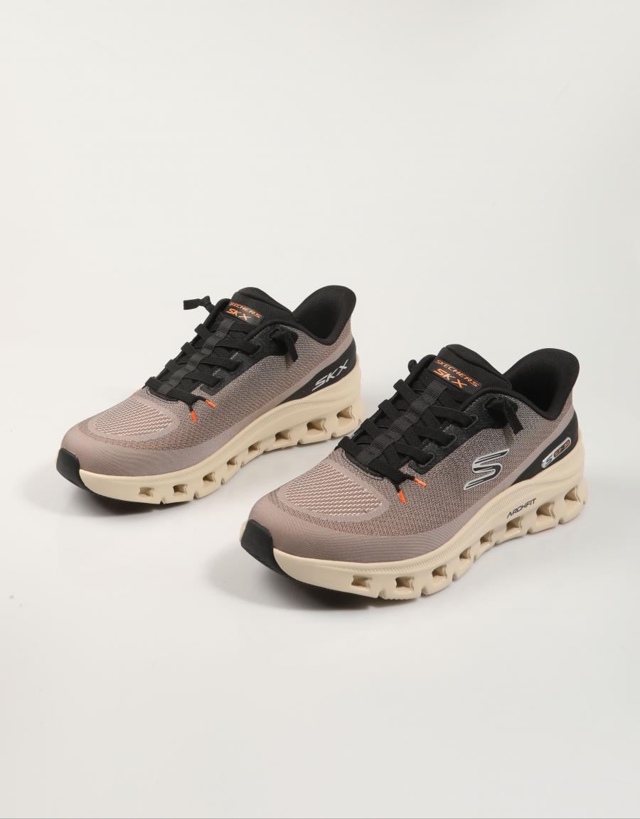 ZAPATILLAS SKECHERS SLIP INS ARCH FIT GLIDE STEP en color Taupe