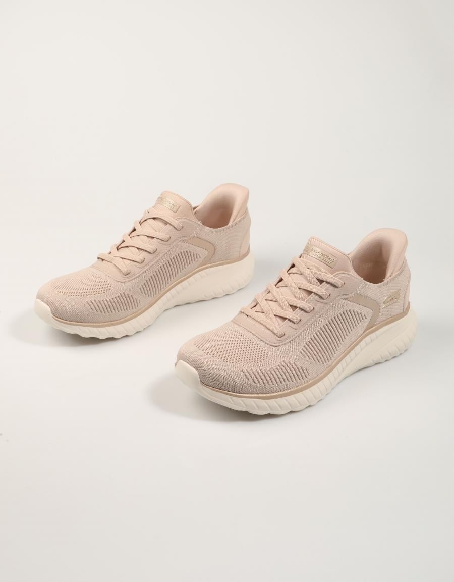 ZAPATILLAS SKECHERS SLIP INS BOBS SPORT SQUAD en color Beige