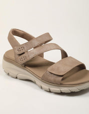 SANDALIAS SKECHERS RELAXED FIT EASY GOING ALL DAY en color Taupe