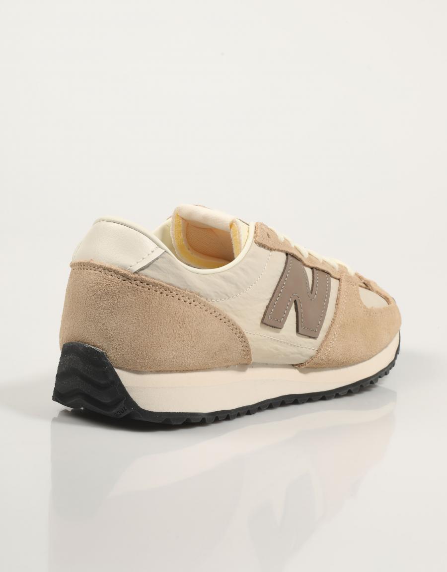 ZAPATILLAS NEW BALANCE U471 en color Beige