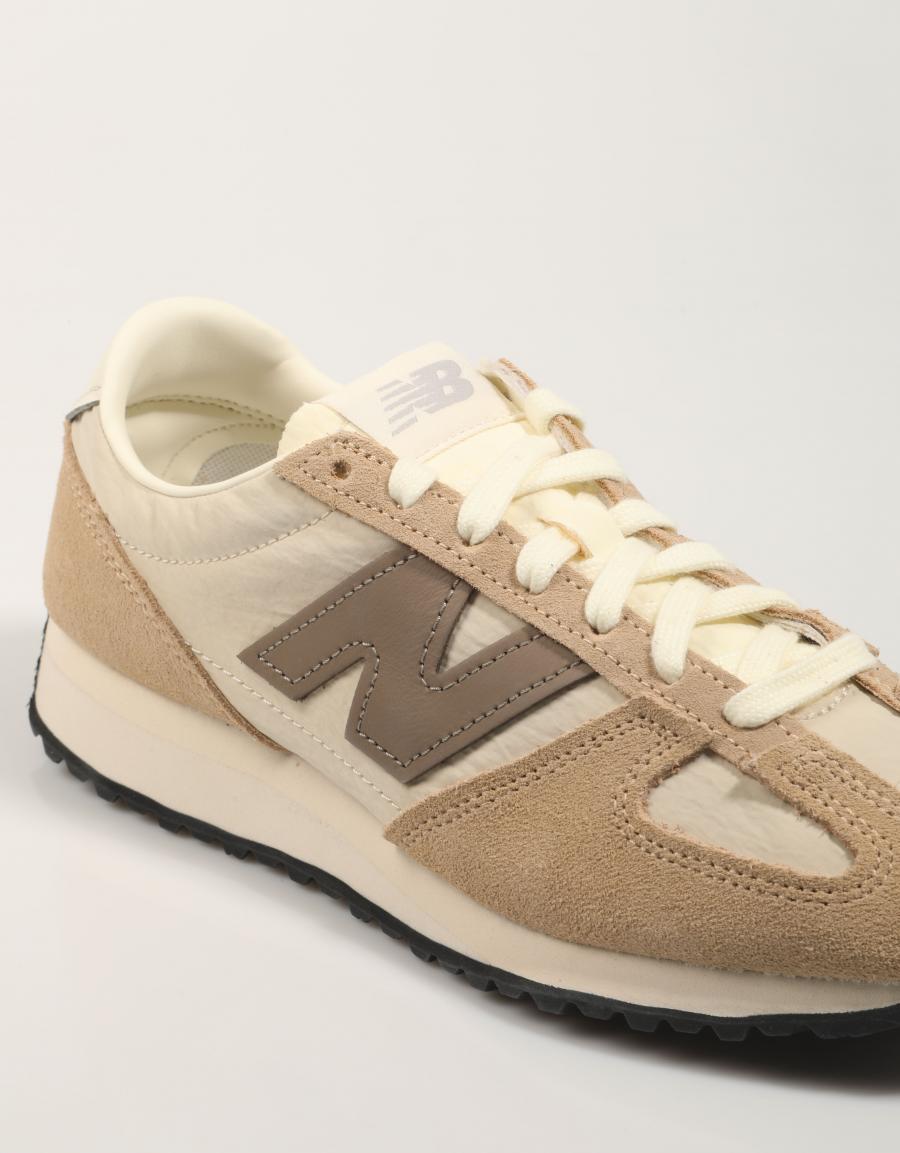 ZAPATILLAS NEW BALANCE U471 en color Beige