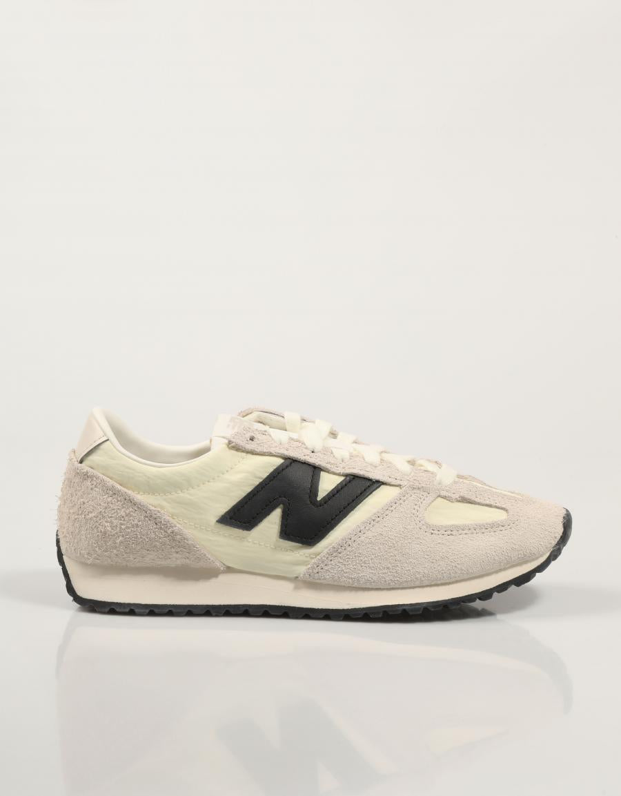 ZAPATILLAS NEW BALANCE U471 en color Beige