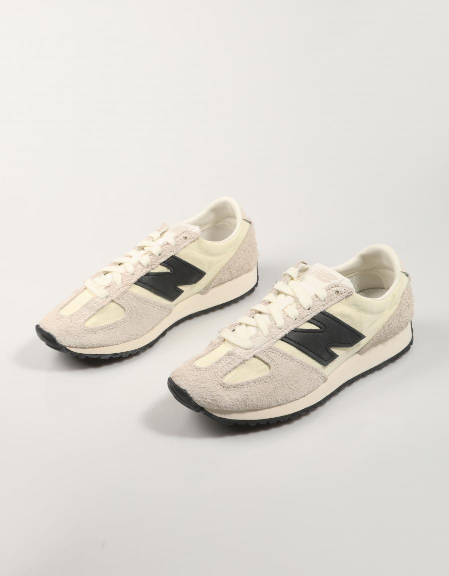 ZAPATILLAS NEW BALANCE U471 en color Beige