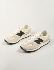 ZAPATILLAS NEW BALANCE U471 en color Beige