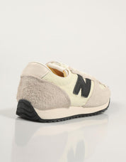 ZAPATILLAS NEW BALANCE U471 en color Beige
