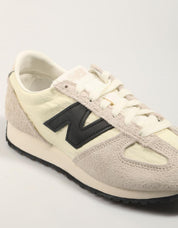 ZAPATILLAS NEW BALANCE U471 en color Beige