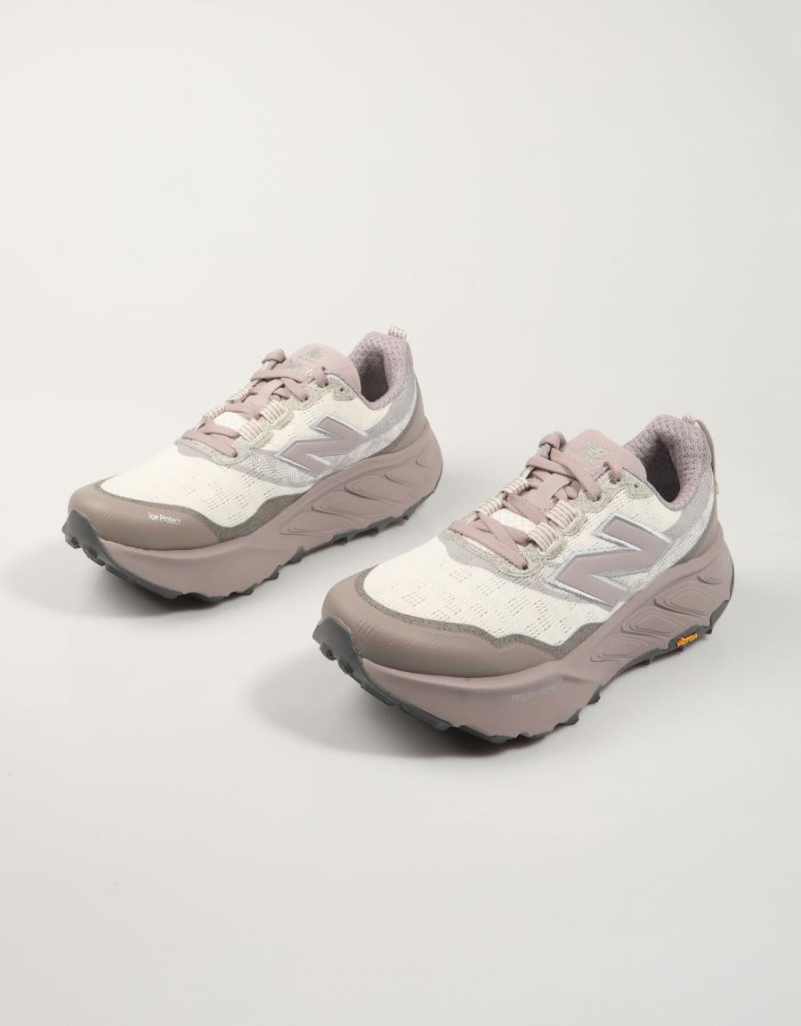 ZAPATILLAS NEW BALANCE WHIER en color Blanco