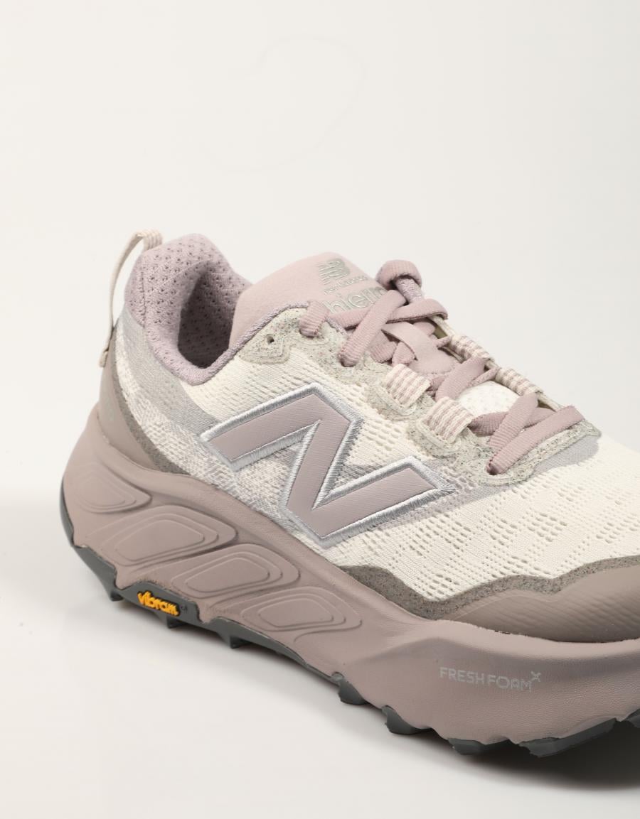 ZAPATILLAS NEW BALANCE WHIER en color Blanco