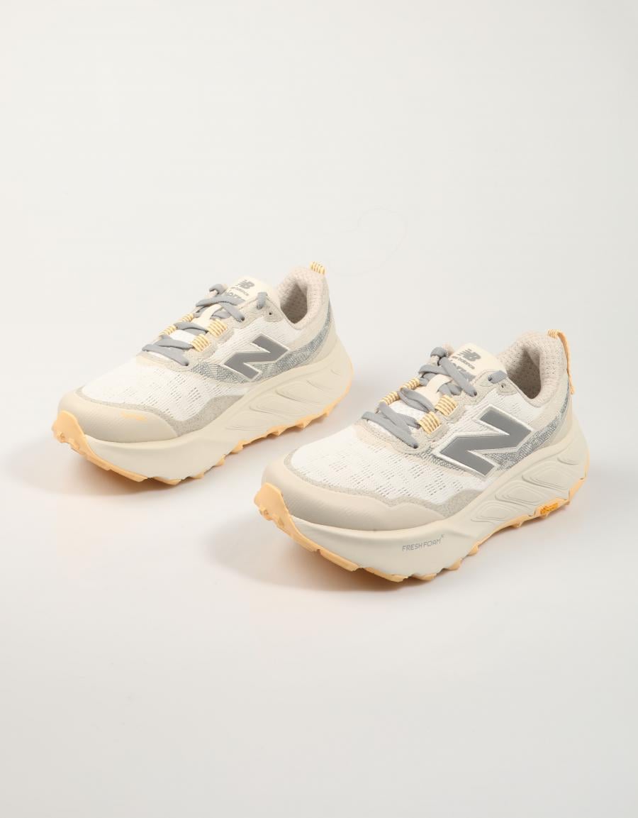 ZAPATILLAS NEW BALANCE WHIER en color Blanco