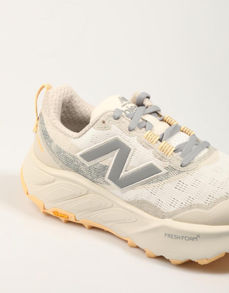 ZAPATILLAS NEW BALANCE WHIER en color Blanco