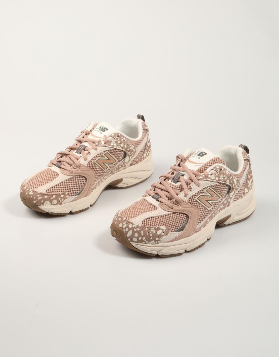 ZAPATILLAS NEW BALANCE U530 en color Marron
