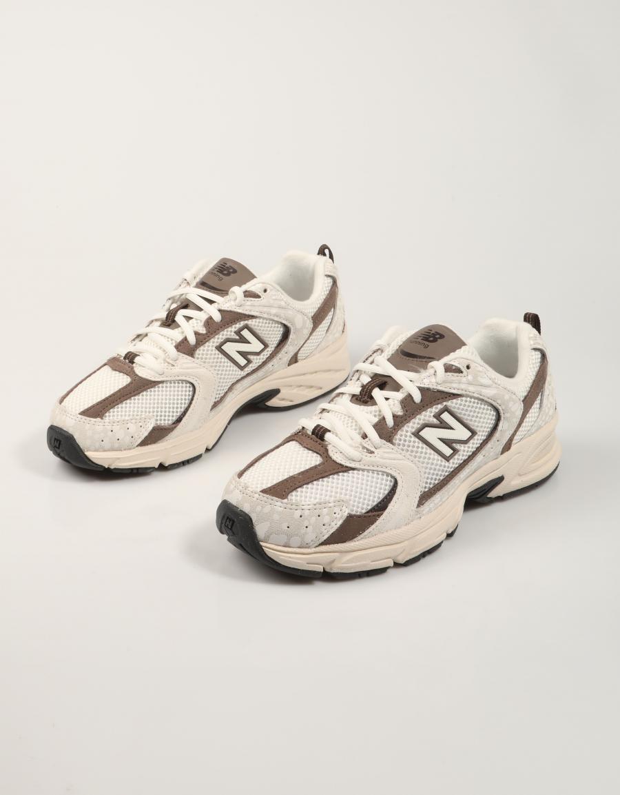 ZAPATILLAS NEW BALANCE U530 en color Beige