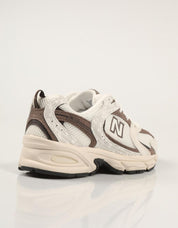 ZAPATILLAS NEW BALANCE U530 en color Beige