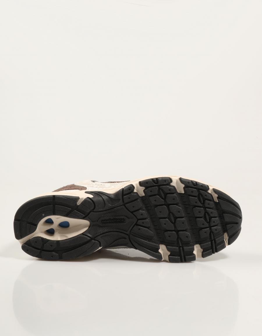 ZAPATILLAS NEW BALANCE U530 en color Beige