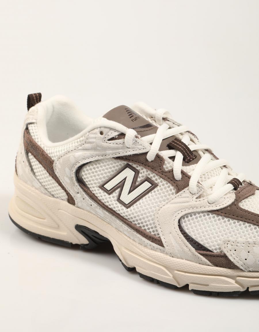 ZAPATILLAS NEW BALANCE U530 en color Beige