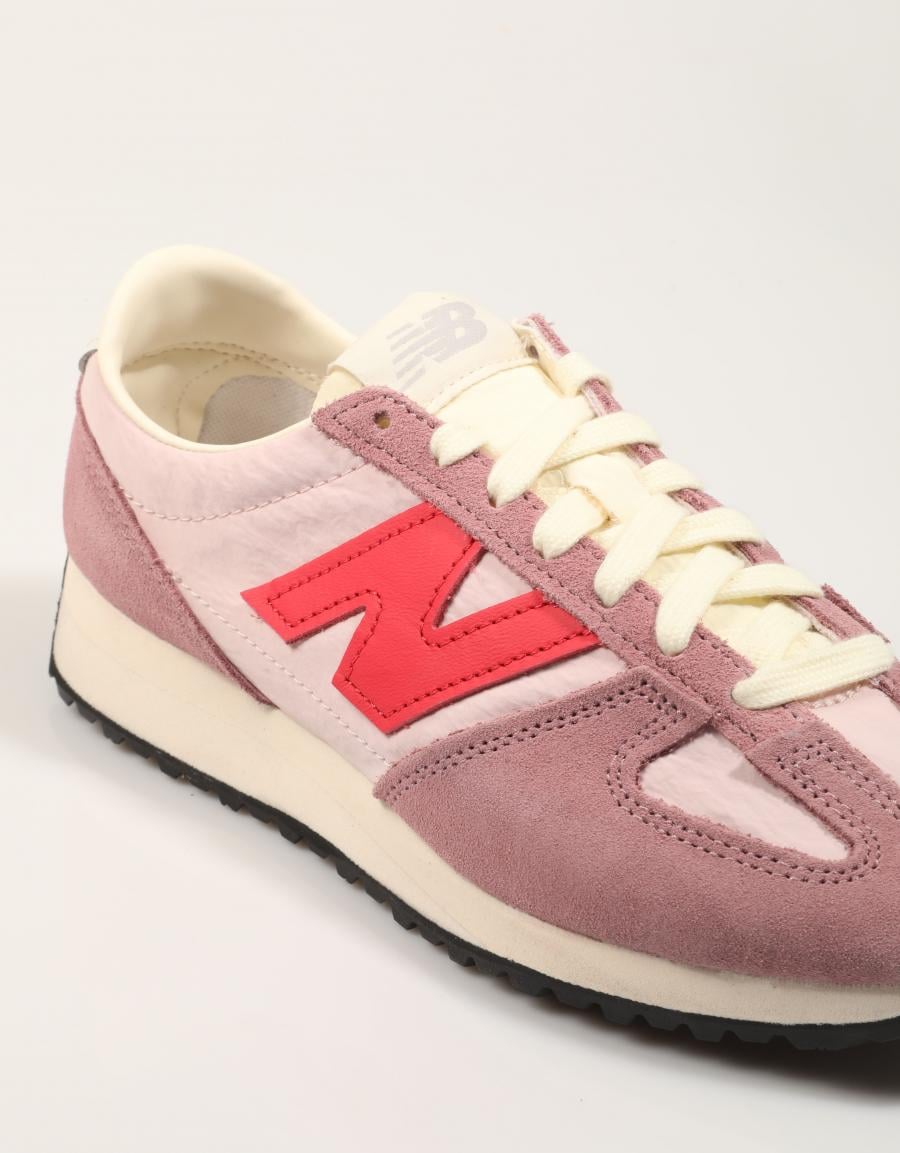 ZAPATILLAS NEW BALANCE U471 en color Rosa