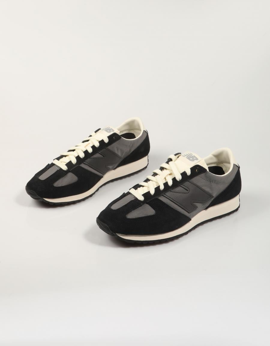 ZAPATILLAS NEW BALANCE U471 en color Negro