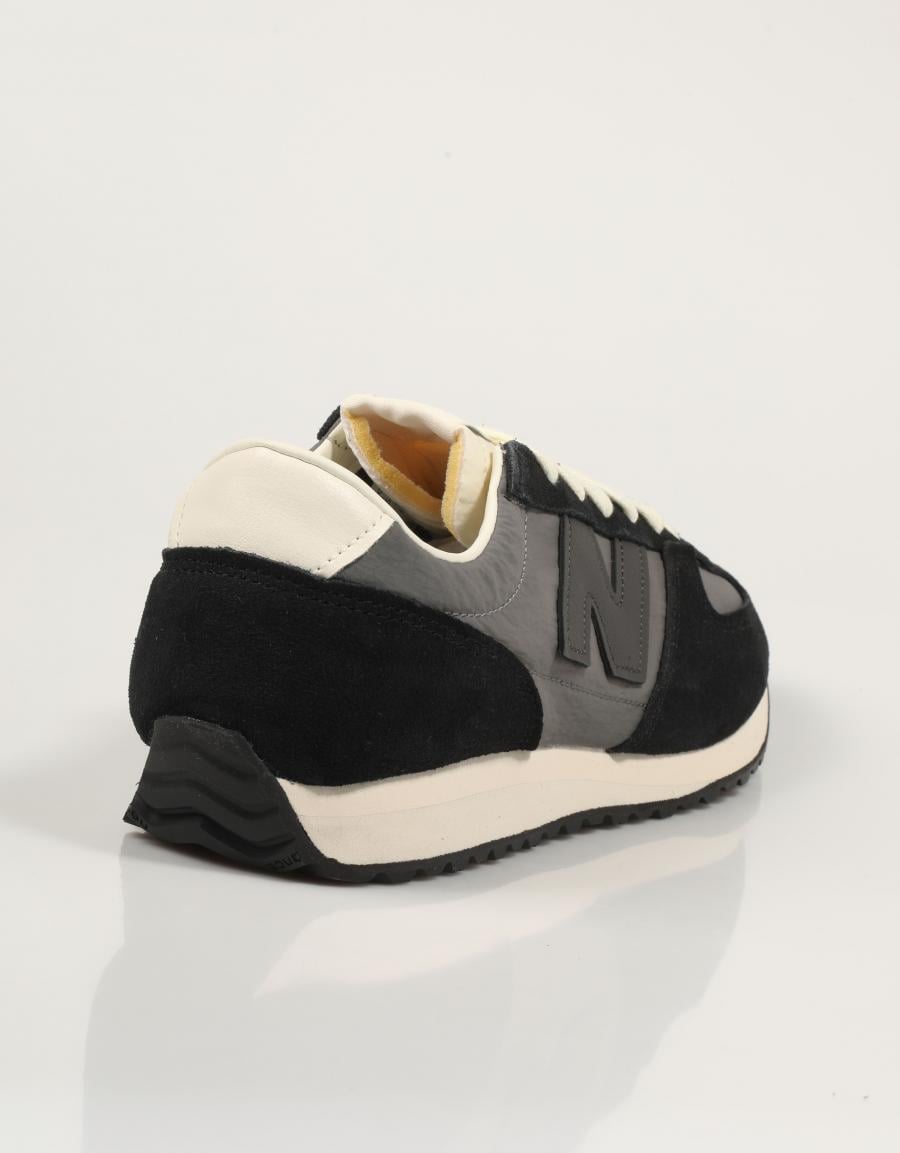 ZAPATILLAS NEW BALANCE U471 en color Negro