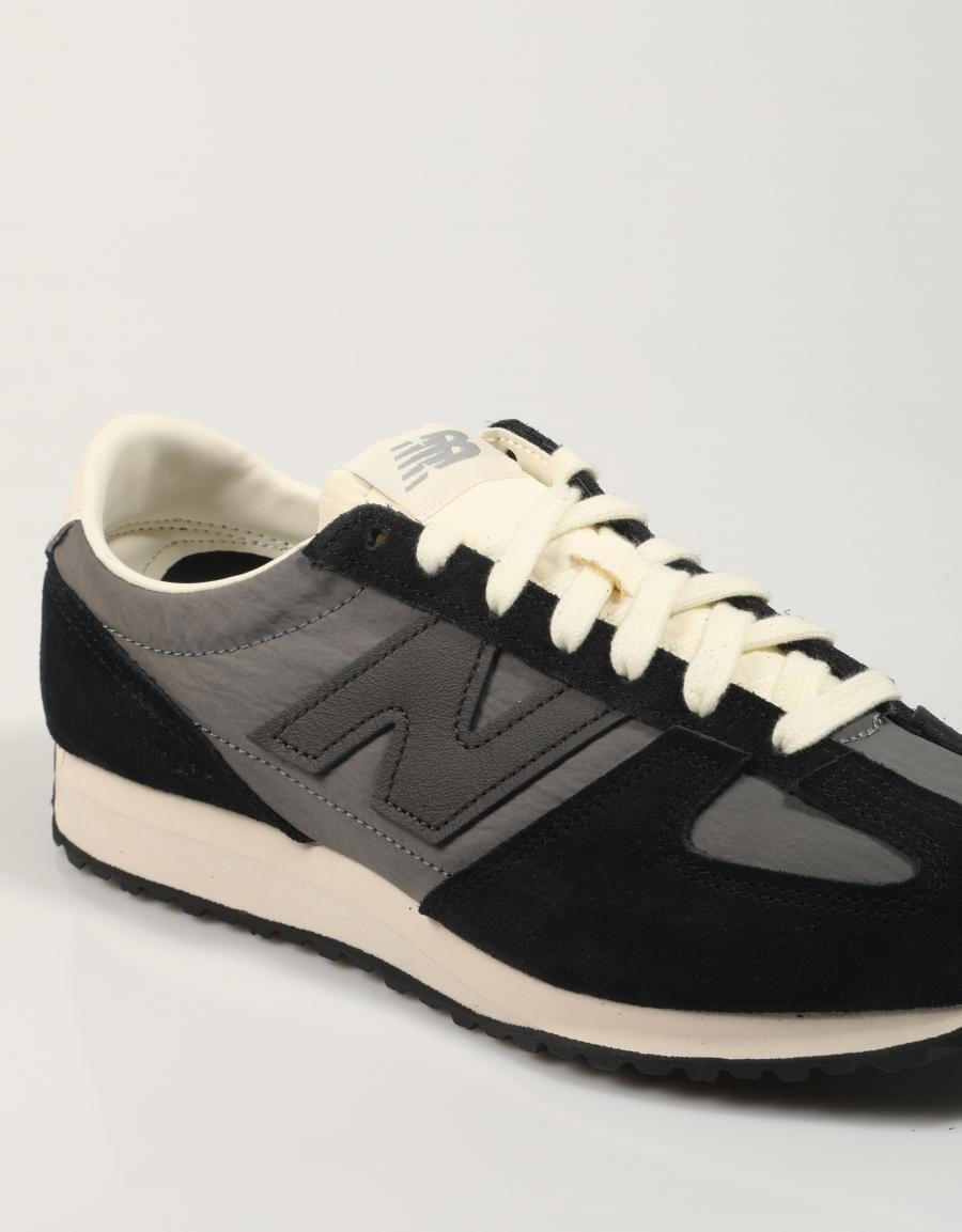 ZAPATILLAS NEW BALANCE U471 en color Negro