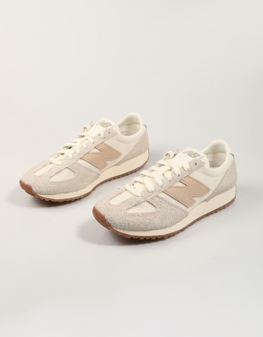 ZAPATILLAS NEW BALANCE U471 en color Beige