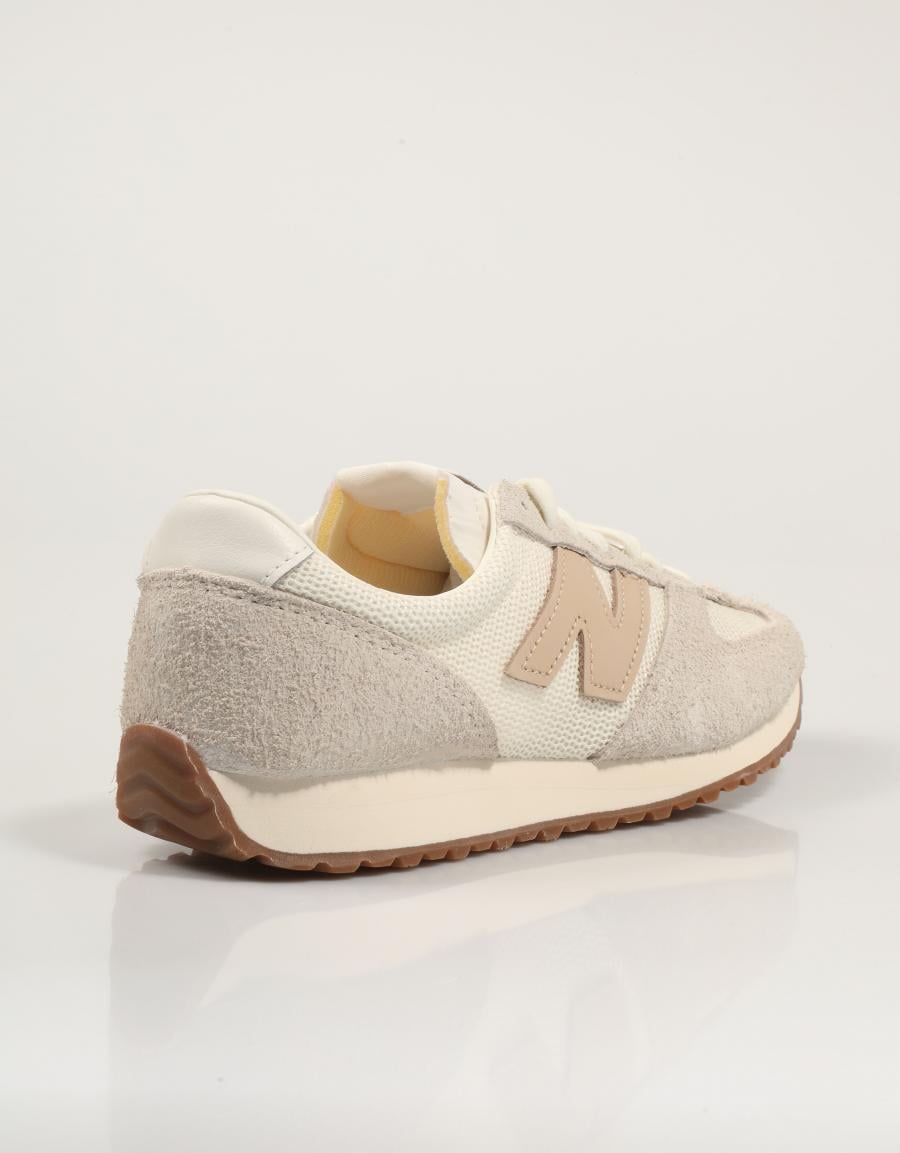 ZAPATILLAS NEW BALANCE U471 en color Beige