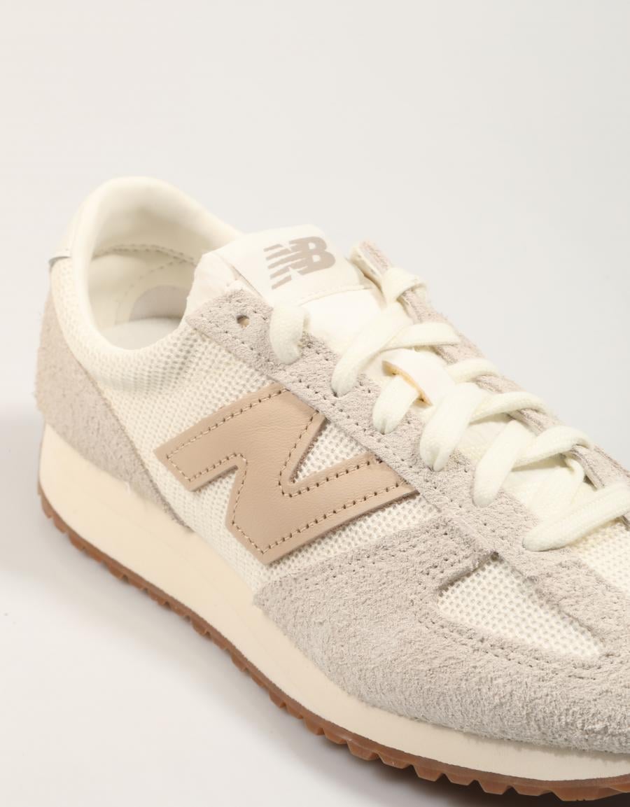 ZAPATILLAS NEW BALANCE U471 en color Beige
