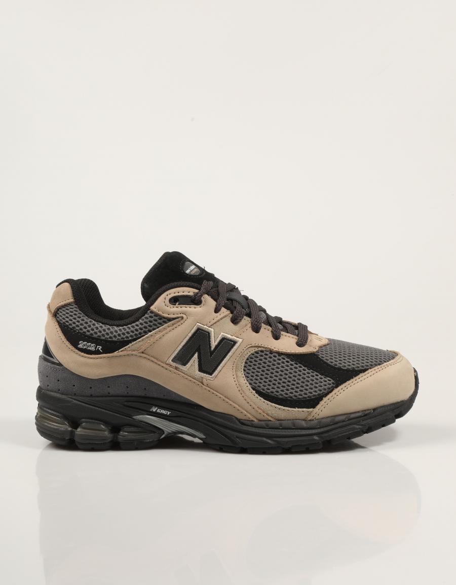 ZAPATILLAS NEW BALANCE M2002 en color Beige