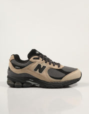 ZAPATILLAS NEW BALANCE M2002 en color Beige